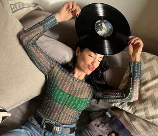 Luego del xito de su nuevo lbum "Lali", la cantante argentina lanza una edicin "Deluxe" en la cual agrega dos temas inditos ms la posibilidad de adquirir el disco en formato vinilo